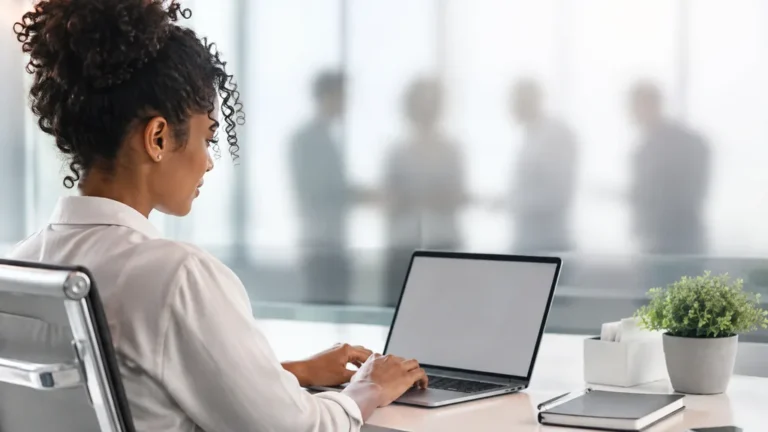 Professionnelle redigeant un e-mail confidentiel sur ordinateur